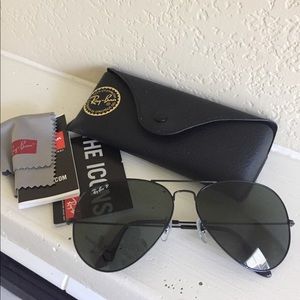 Black polarized RayBan aviators